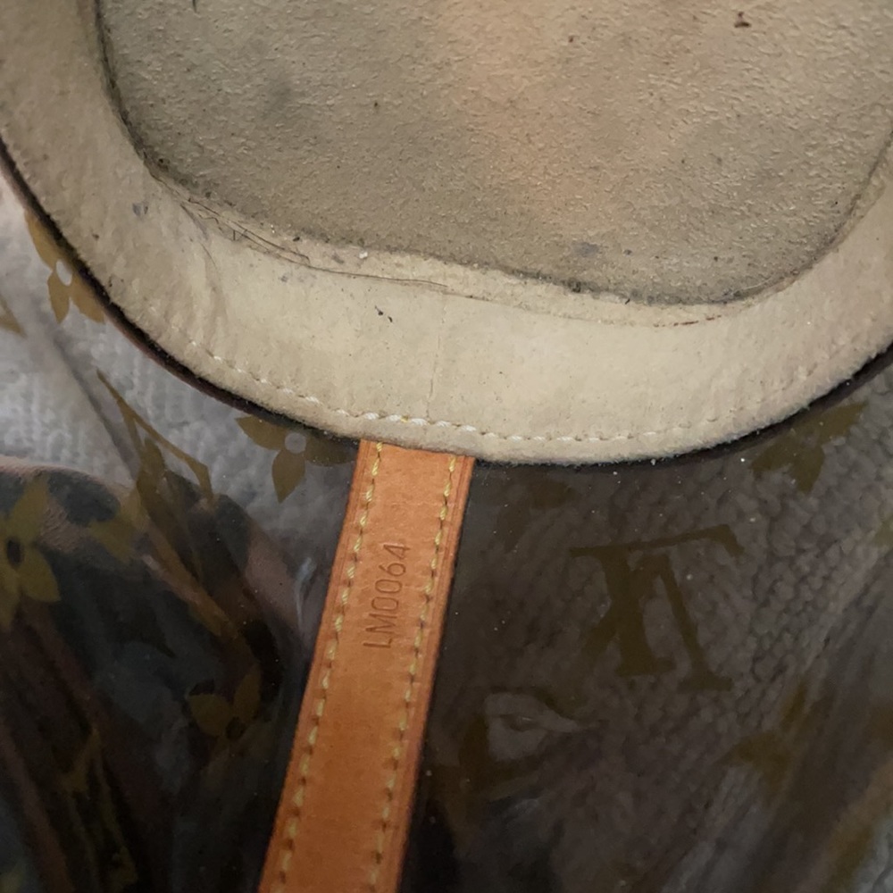 Louis Vuitton - Picture 5 of 12